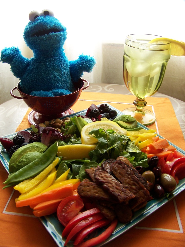 Freddie reminds us to fill our plate with a rainbow of fruit and vegetables!
